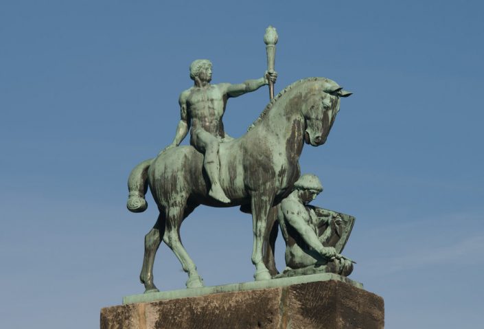 Die Bronzeskulptur Licht und Kraft (Lichtbringer zu Pferde) wurde 1913 von Hans Klett als Lutherdenkmal für die Veste Coburg entworfen. Sie befindet sich heute im Außenbereich der Lutherkapelle.