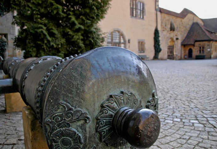 Historisches Geschützrohr im 2. Burghof