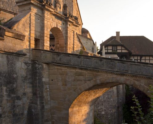 Brücke über den ehemaligen Wallgraben und barockes Prunktor