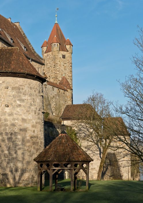 Zwingermauer mit Pulvertürmen aus der Zeit der Hussitenkriege 1419–1436, Brunnen im Wallgraben