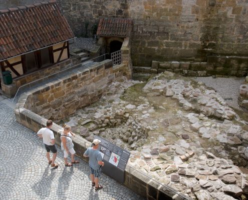 Blick in das Grabungsareal mit dem Bergfried