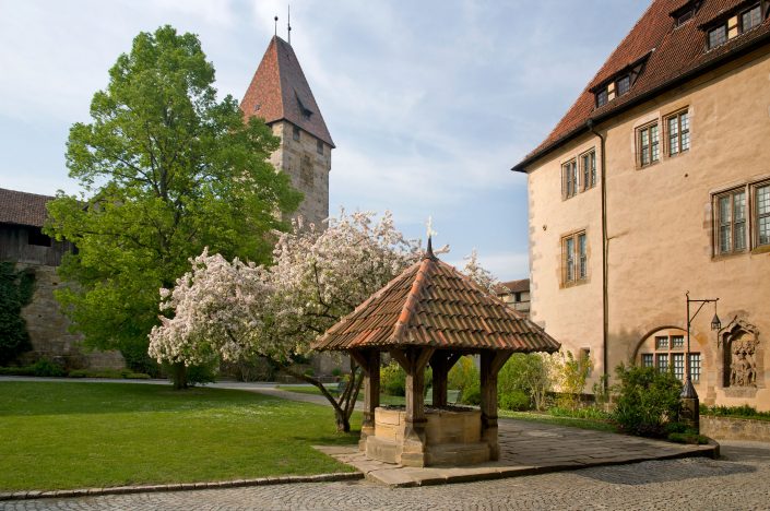 Ziehbrunnen, Steinerne Kemenate und Bulgarenturm