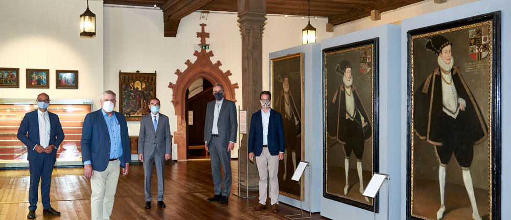 Zur Begrüßung der Fürstenbildnisse auf der Veste Coburg trafen sich Dr. Sven Hauschke (Direktor der Kunstsammlungen der Veste Coburg), Norbert Tessmer (Vorsitzender der Coburger Landesstiftung), Hans-Herbert Hartan (2. Bürgermeister der Stadt Coburg, Vorsitzender der Förderer der Coburger Landesstiftung e. V.), Karlheinz Kipke (Vorstandsvorsitzender der VRBank- Coburg) und Dr. Niels Fleck (Kurator Gemälde) (v. l. n. r.) (Foto: Kunstsammlungen der Veste Coburg