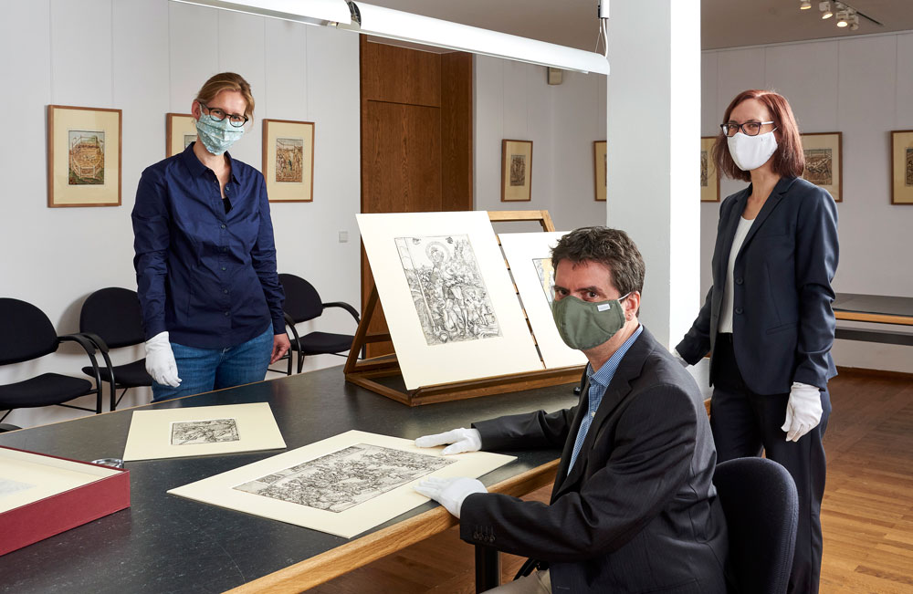 Vor den Originalen im Studiensaal des Kupferstichkabinetts. Von links nach rechts: Dr. Meike Leyde, Dr. Michael Overdick, PD Dr. Stefanie Knöll. Foto: Kunstsammlungen der Veste Coburg