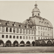 Auf dem Friedenstein / Blick auf den östlichen Flügel und Eckpavillon und den südlichen Arkadengang als Hofabschluss (die Bögen durch Bretterwände verschlossen).