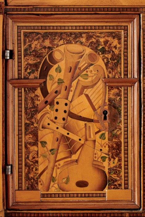 Kabinettschrank mit Darstellungen von Musikinstrumenten (Detail), Franken/Thüringen, um 1600 (in nachfolgenden Jahrhunderten stark überarbeitet), Kunstsammlungen der Veste Coburg