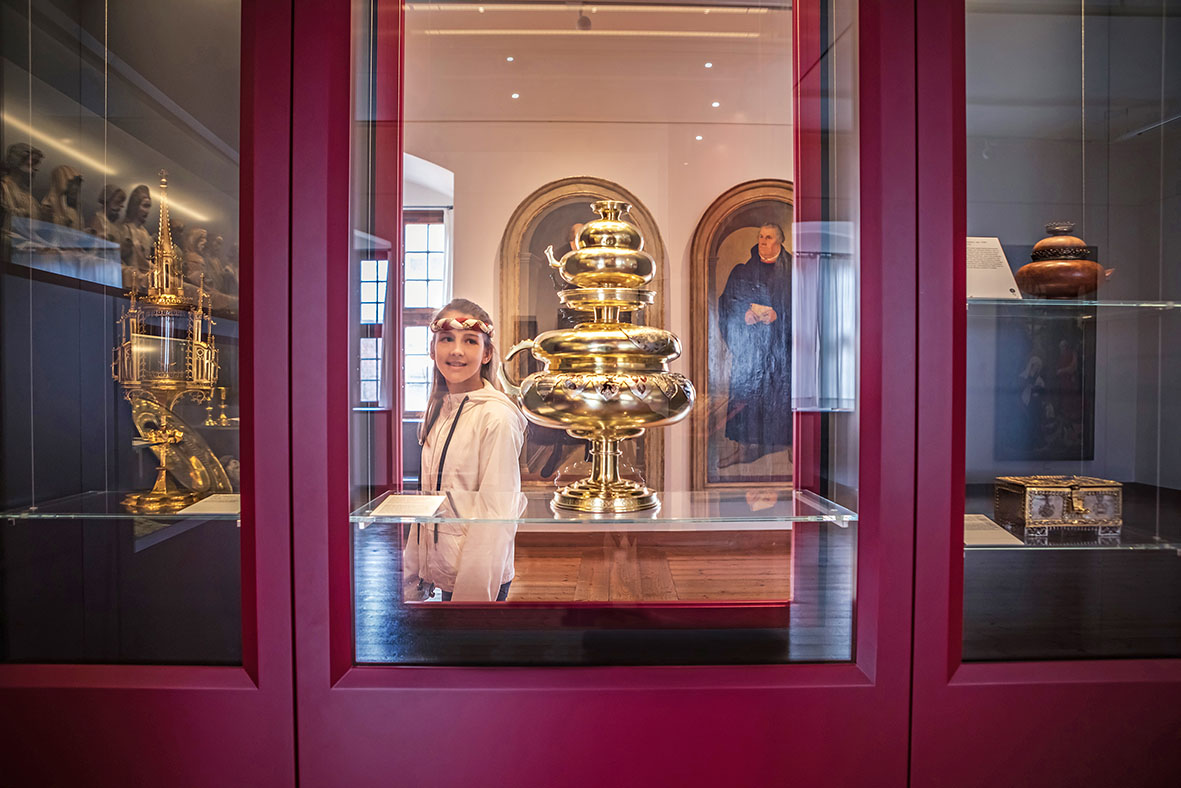 Ernestinischer Willkomm in de Vitrine in der Altdeutschen Sammlung