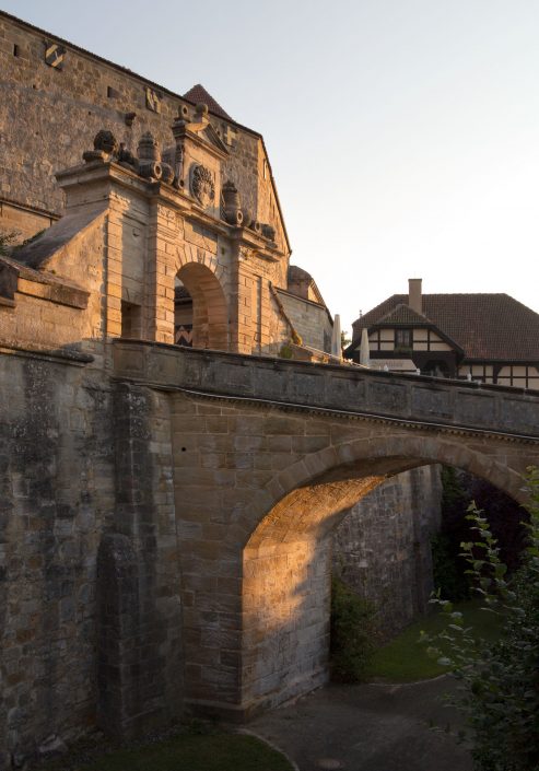 Brücke über den ehemaligen Wallgraben und barockes Prunktor