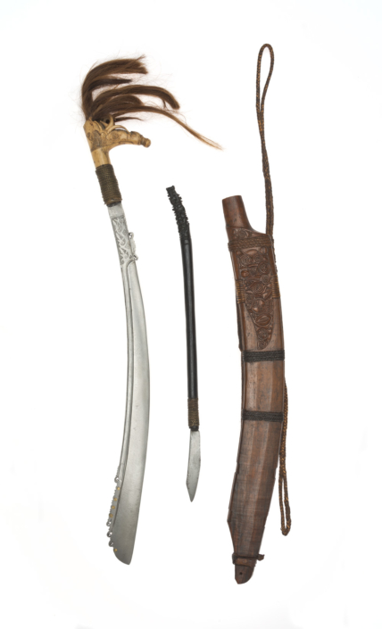 Schwert mit Messer und Scheide vom Volk der Dayak, Borneo, Stahl, Messing, Holz, Haar, Inv.-Nr. SUW.040