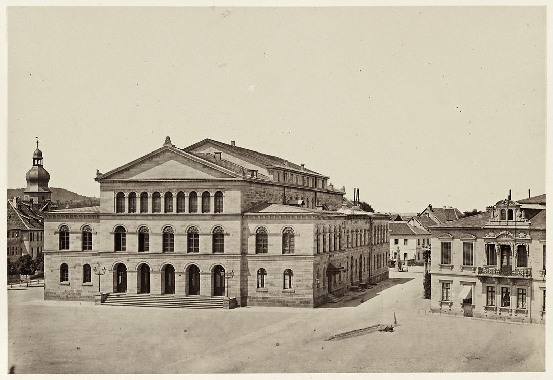 Das Theater Herzogliches Hoftheater, erbaut 1837-40 nach Plänen von Karl Balthasar Harres und Vincenz Fischer-Birnbaum.