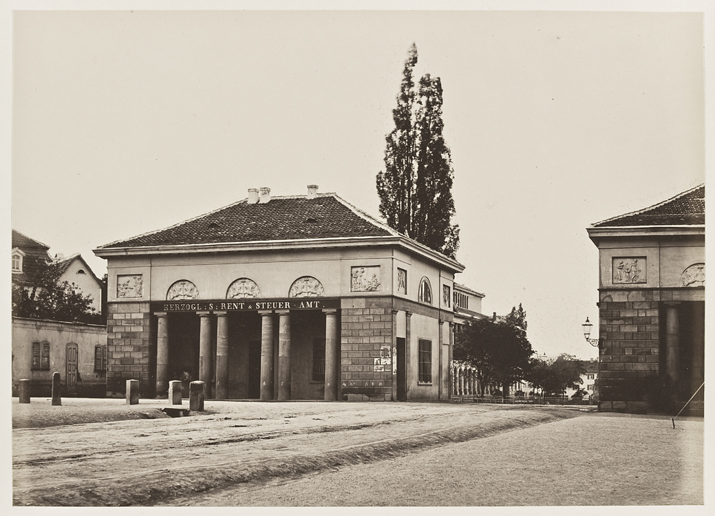 Das Siebleber Tor / Wachthäuser am Eckhofplatz nahe der Orangerie, erbaut 1804-22; benannt nach dem ehemaligen Siebleber Tor (zerstört).