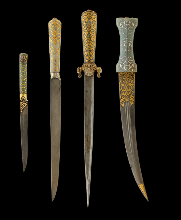 Zwei Messer und zwei Dolche mit eingelegten Jadegriffen, wohl Istanbul, 16.-18. Jahrhundert, Privatbesitz. Foto: Kunstsammlungen der Veste Coburg